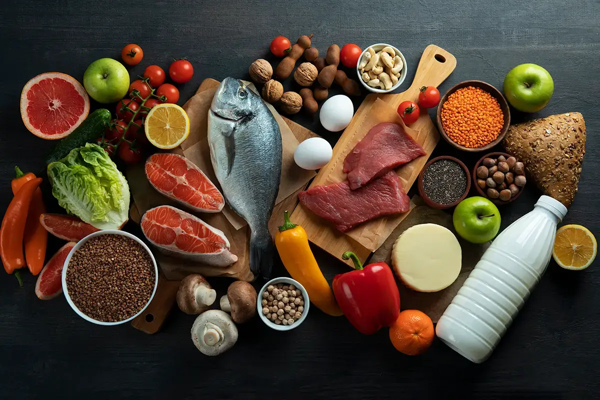 imagem com diversas fontes de proteína: carne, peixe, leite e outros.